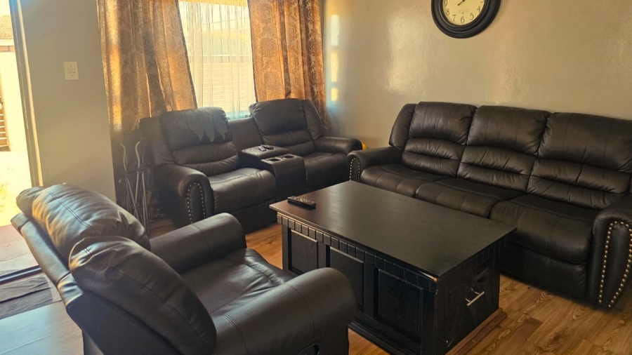 4 Bedroom Property for Sale in Louwville Western Cape